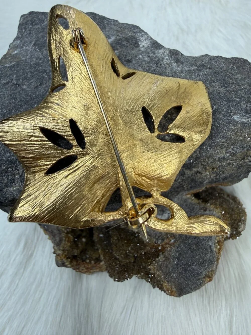 Vintage Gold Tone Ivy Cut-Out Brooch Figural 2
